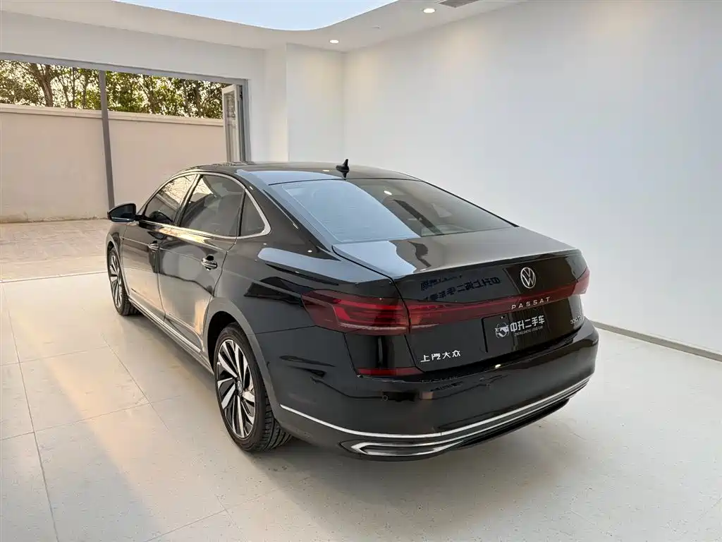 Volkswagen Passat 2022 330TSI Starlight Luxury Edition фото 11