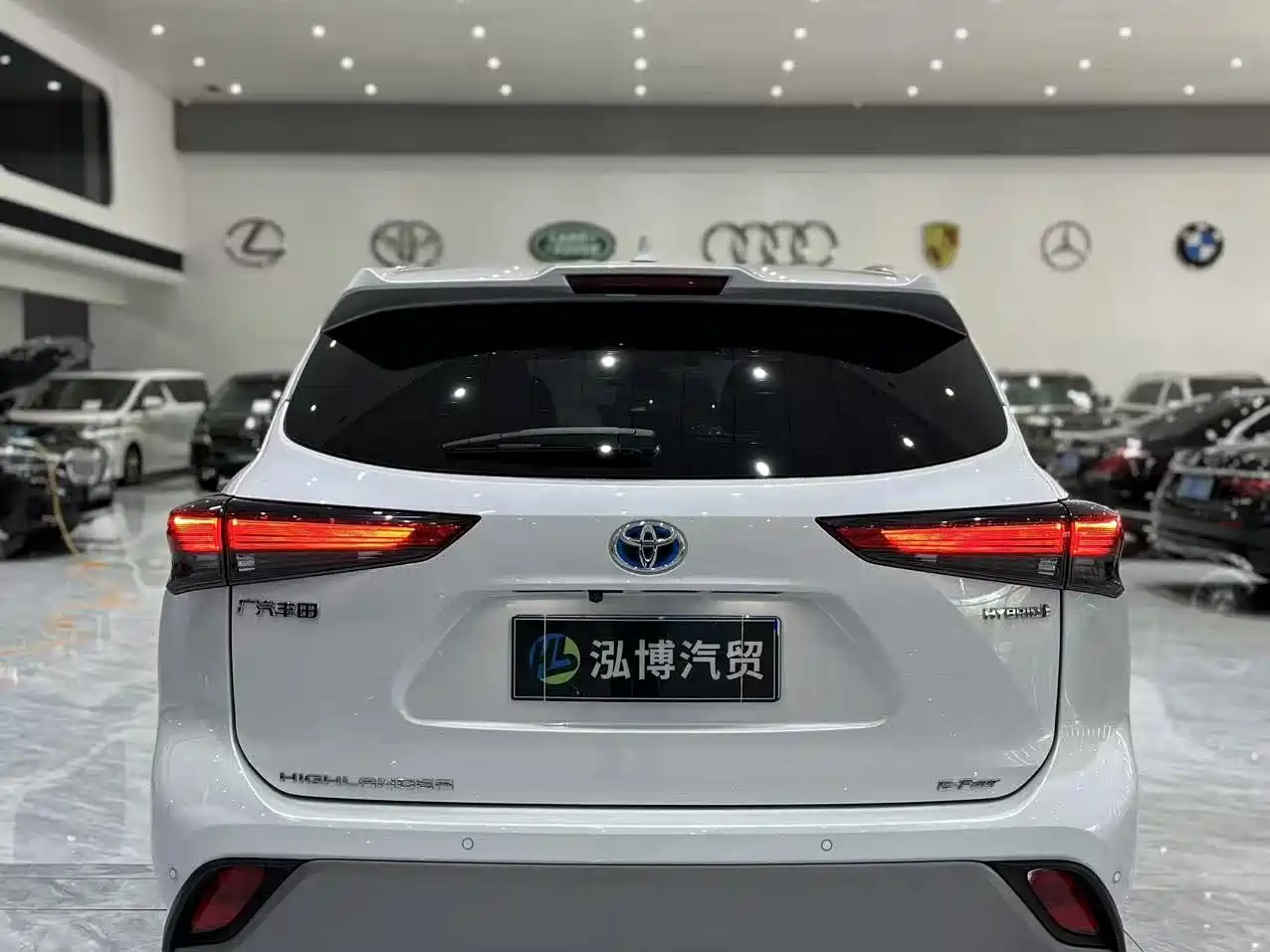 Toyota Highlander 2023 2.5L Smart Hybrid Dual Engine AWD Premium 7-Seater фото 12