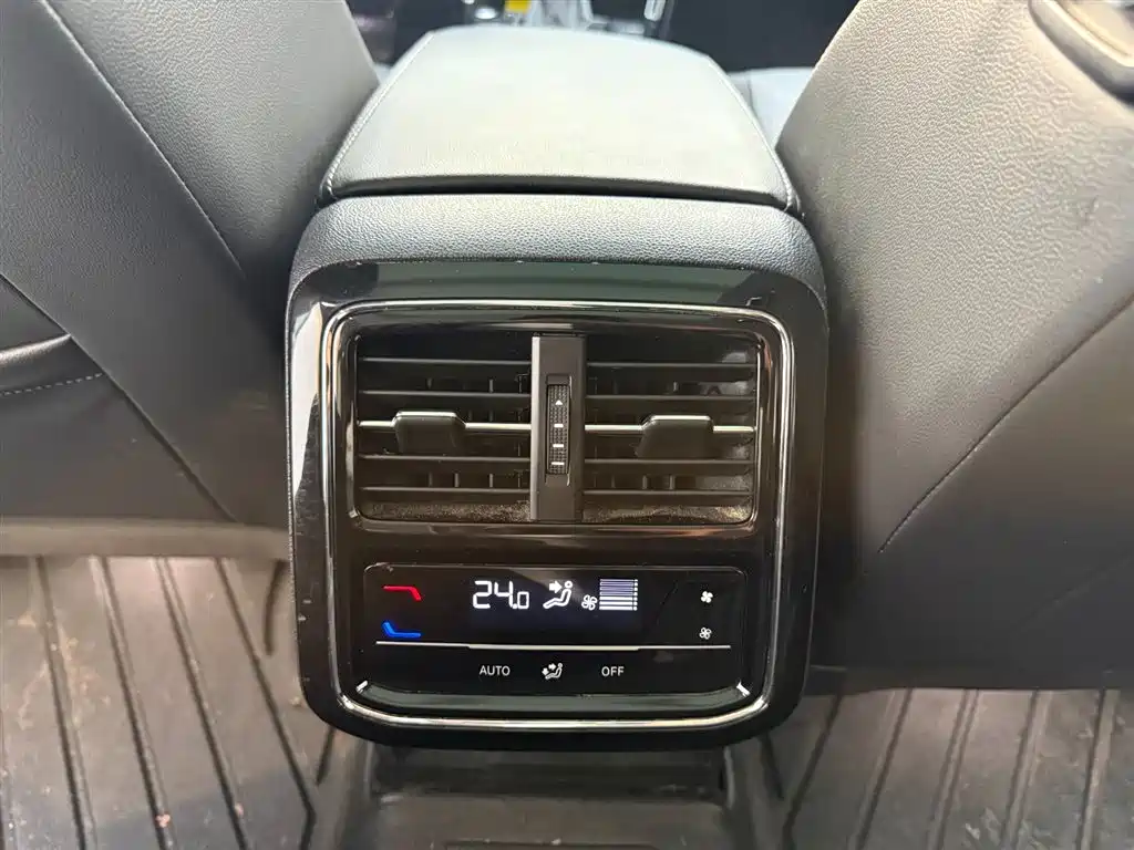 Volkswagen Passat 2022 330TSI Starlight Luxury Edition фото 26