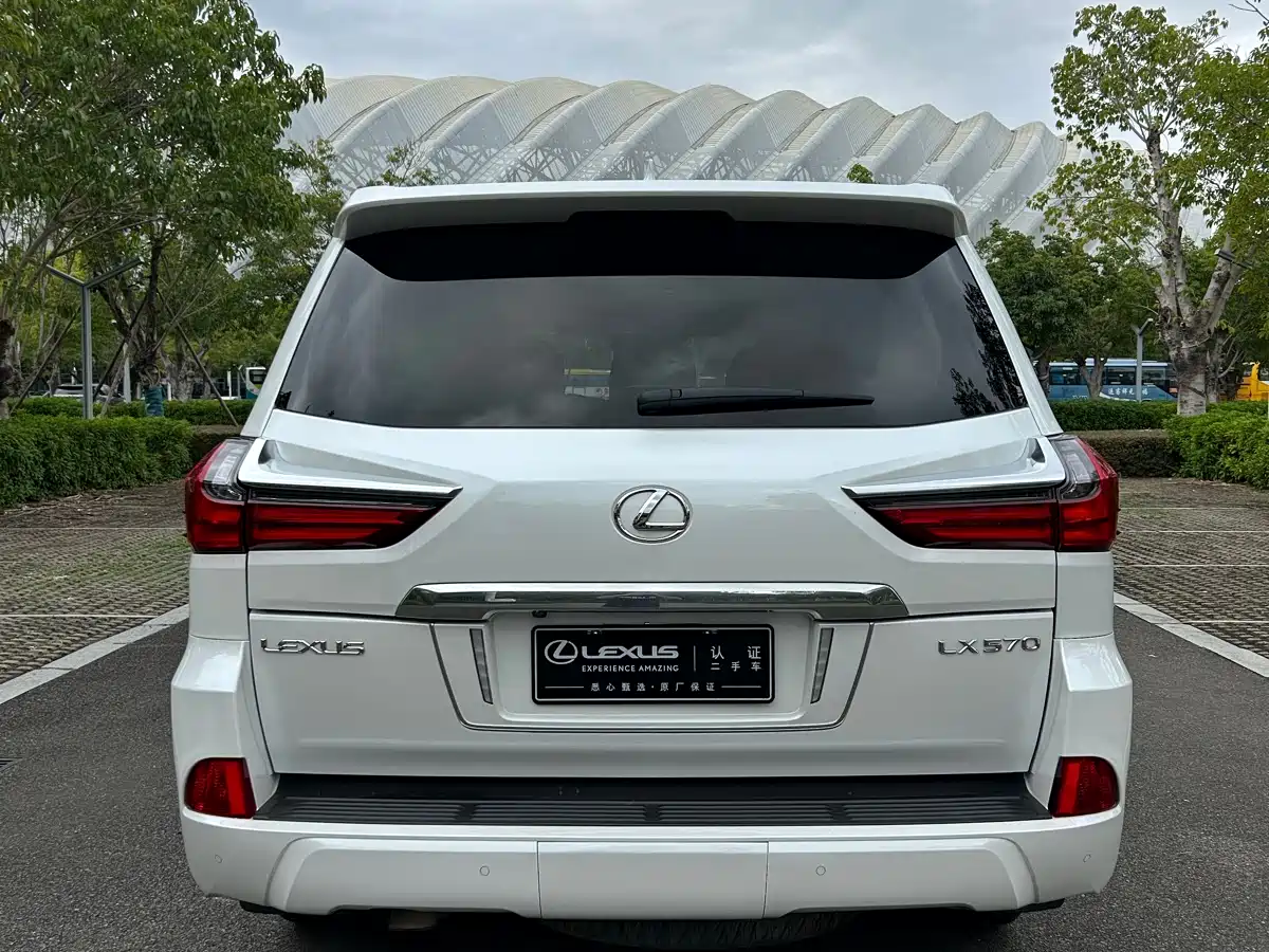 Lexus LX 2017 570 Dynamic Luxury фото 3