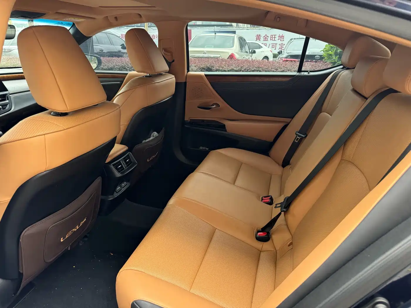 Фото 7 - Lexus ES