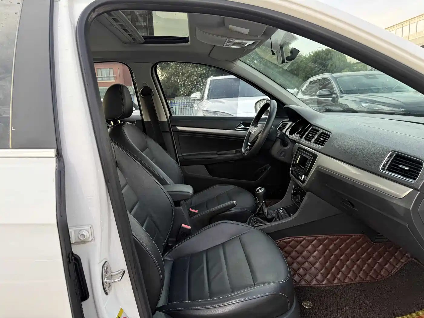 Volkswagen Lavida 2015 1.6L Manual Trend Edition фото 7
