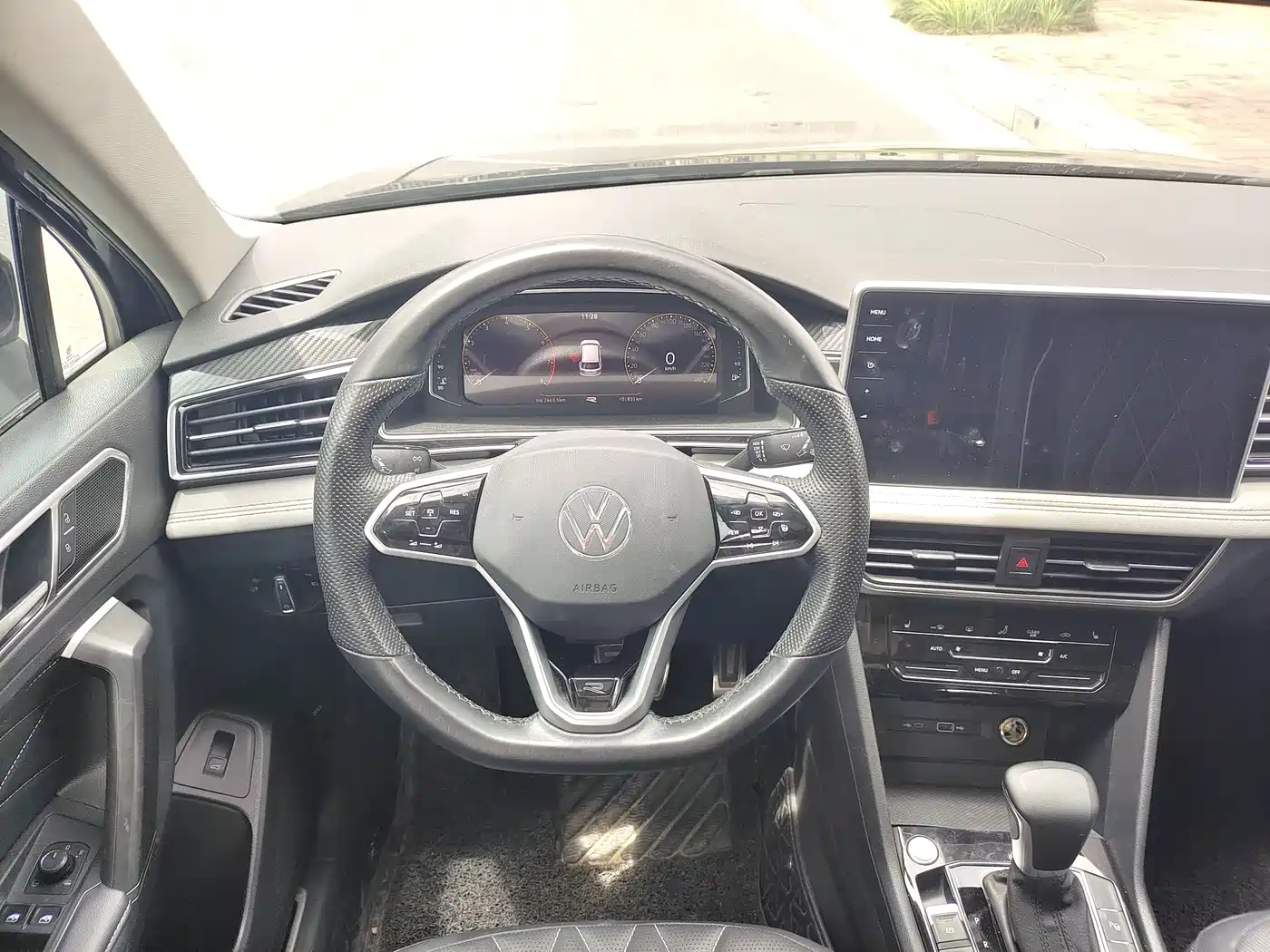 Volkswagen Tiguan L 2022 330TSI Auto 2WD R-Line Premium Edition фото 8