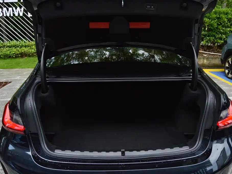 BMW 3 Series 2024 325Li M Sport Shadowline Package фото 8