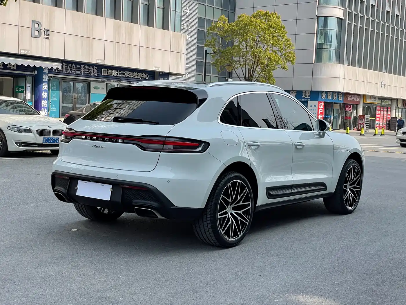 PORSCHE MACAN