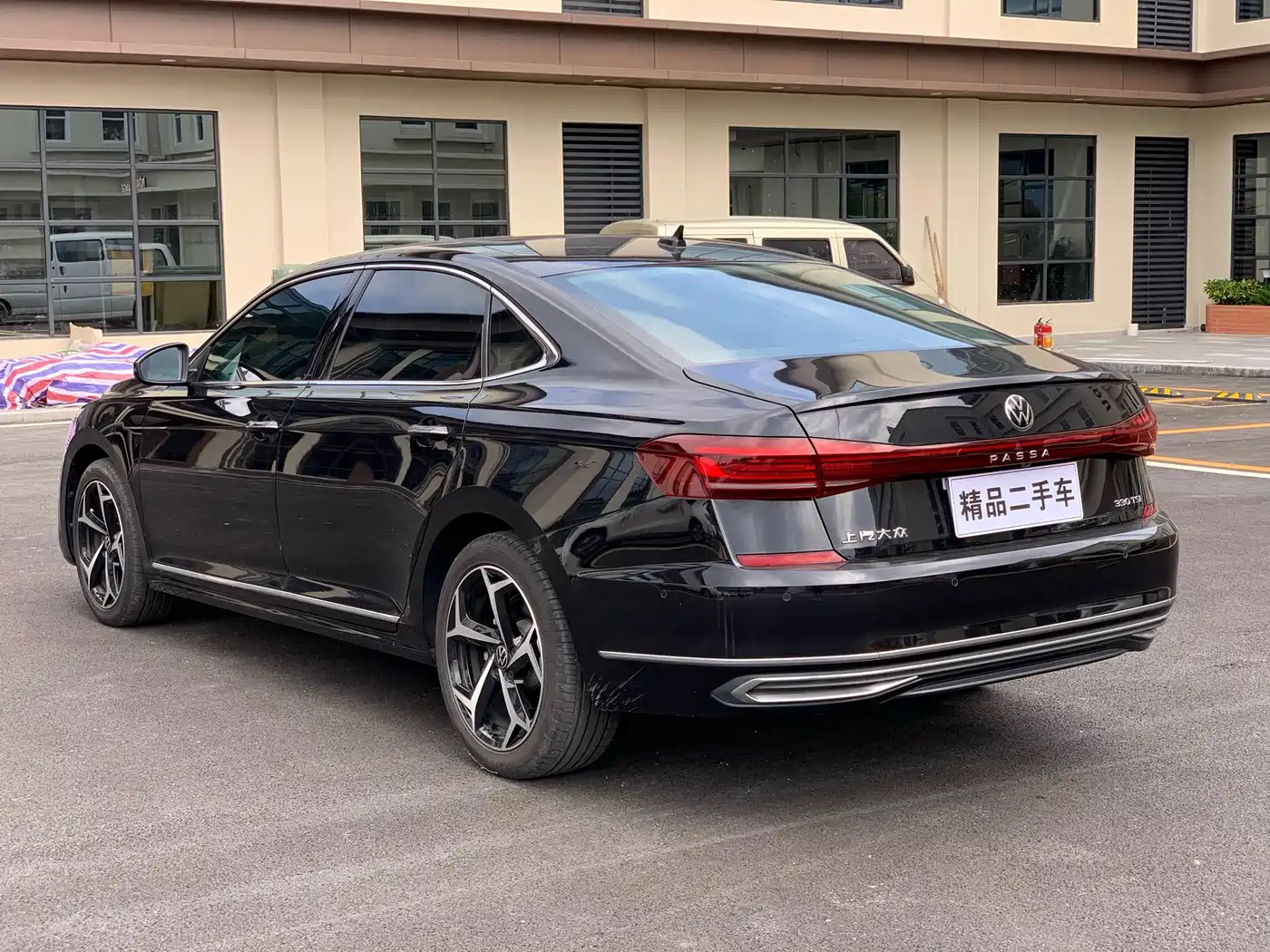 Volkswagen Passat 2023 330TSI Starlight Luxury Edition фото 6
