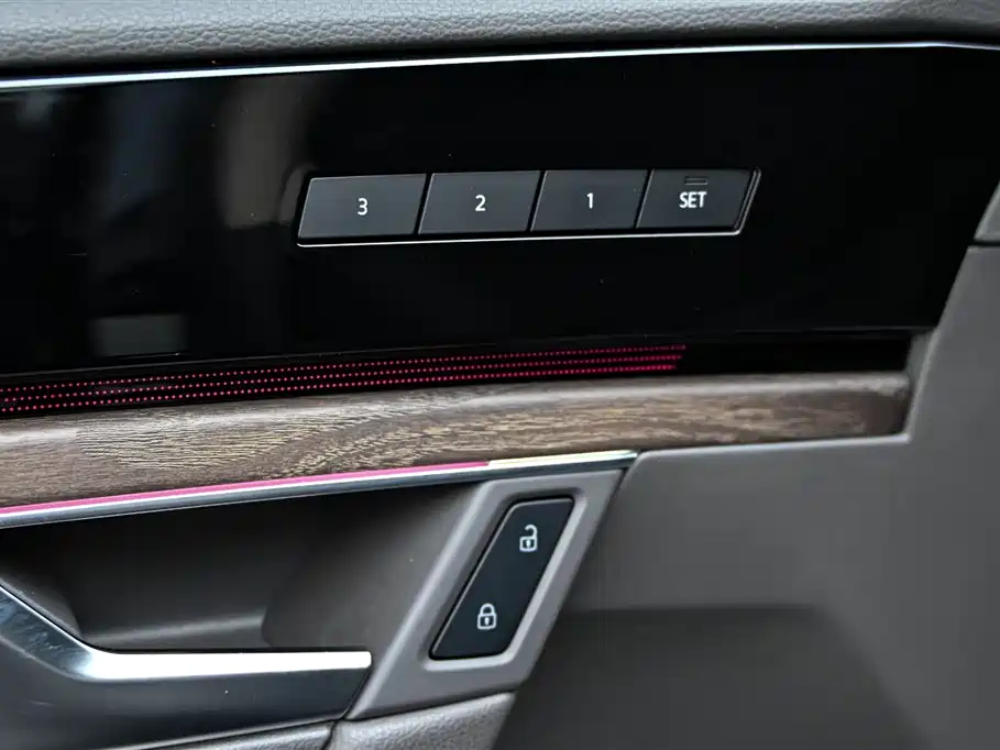 Volkswagen Touareg 2021 3.0TSI R-Line Classic Sport Package фото 25