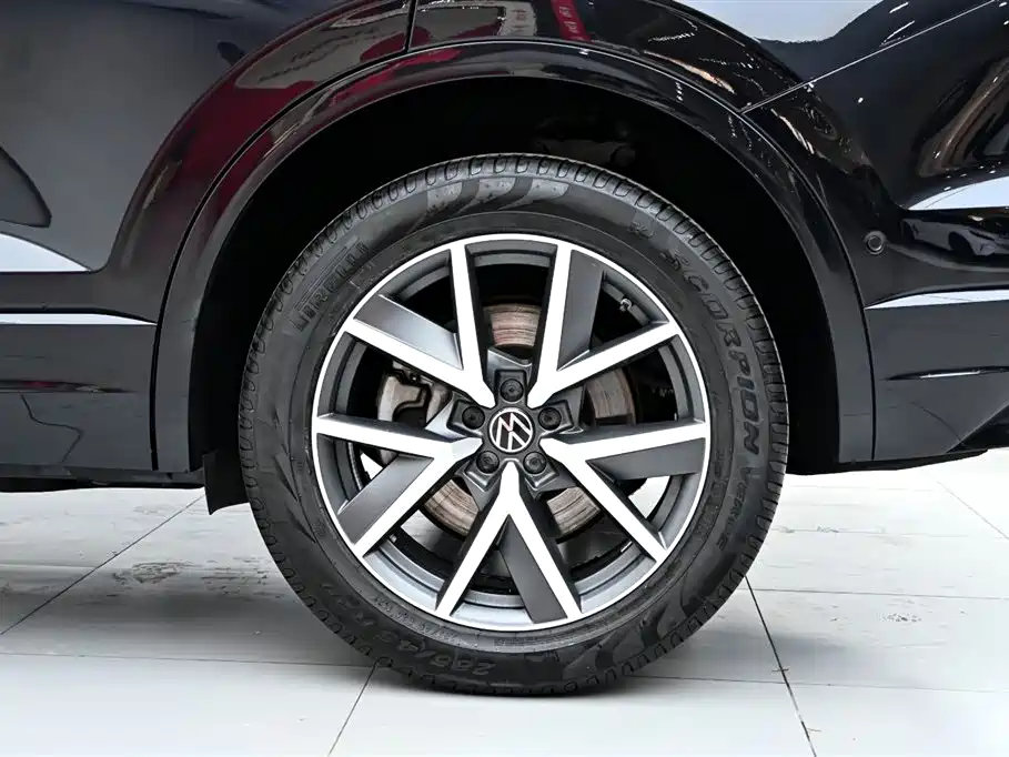 Volkswagen Touareg 2021 3.0TSI R-Line Classic Sport Package фото 38