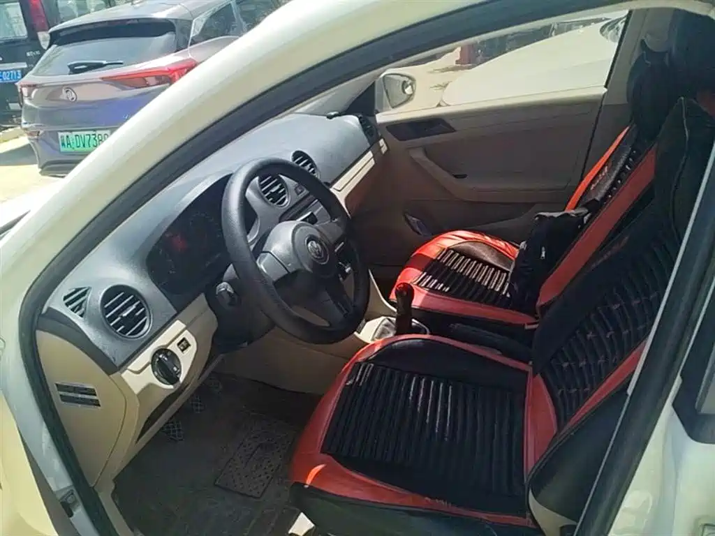 Volkswagen Jetta 2015 1.6L Manual Trend фото 22