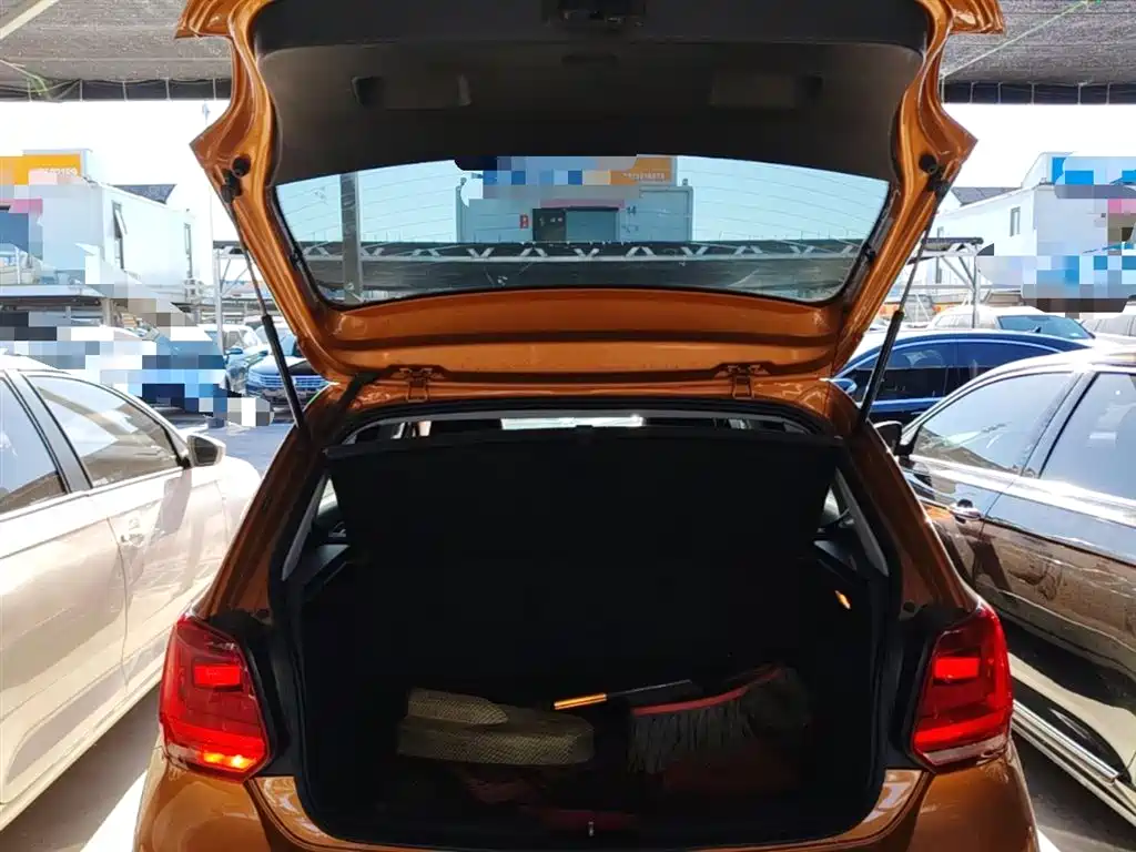 Volkswagen Polo 2016 1.6L Cross Polo Automatic фото 19