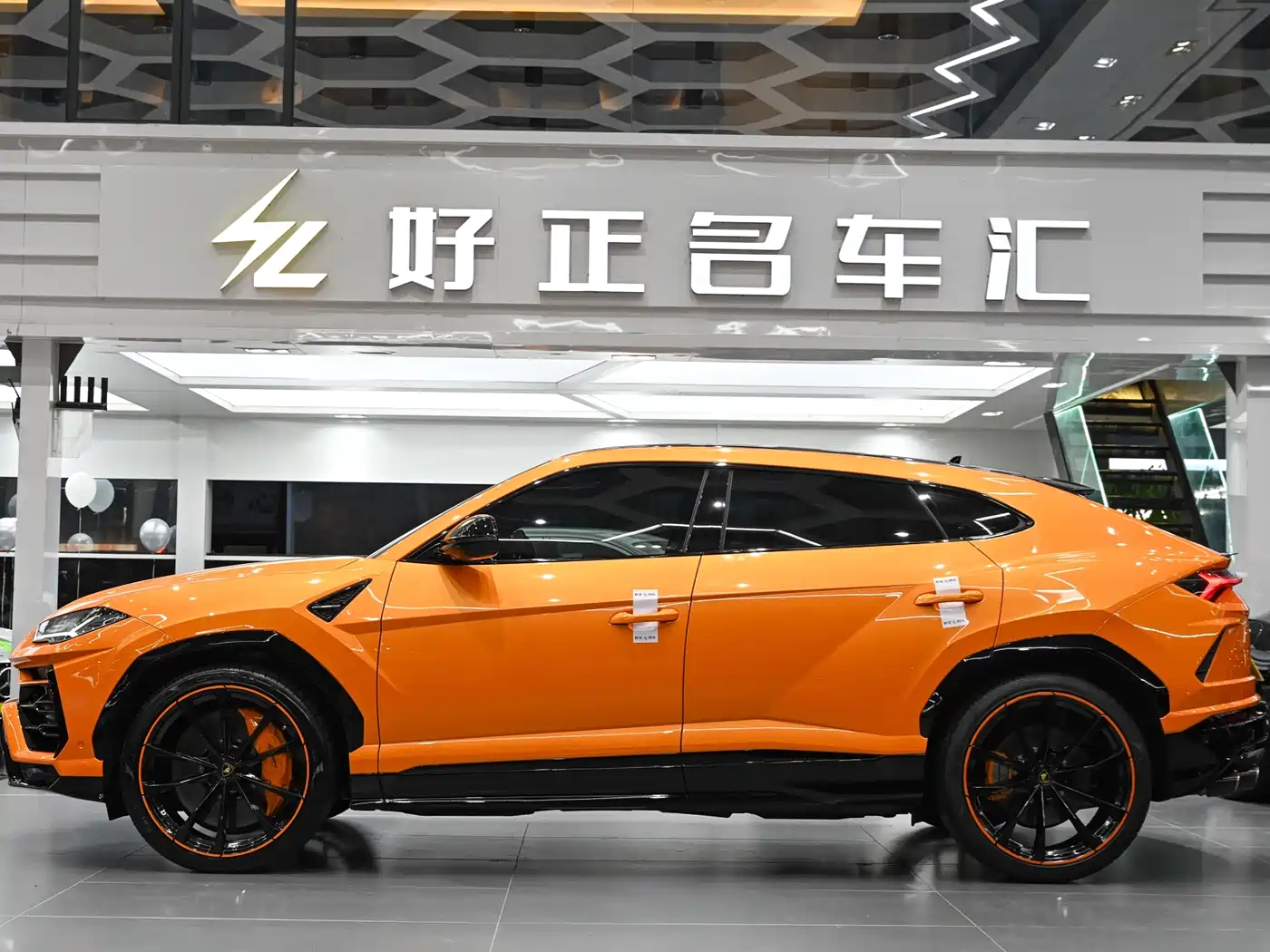 LAMBORGHINI URUS