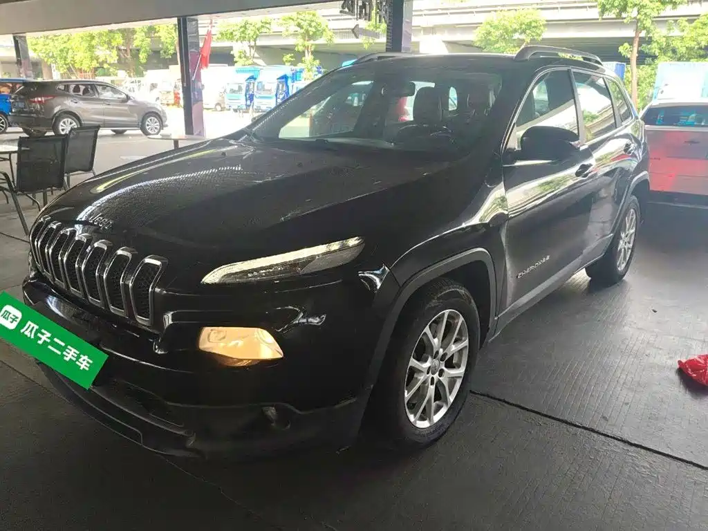 Фото 1 - Jeep Cherokee