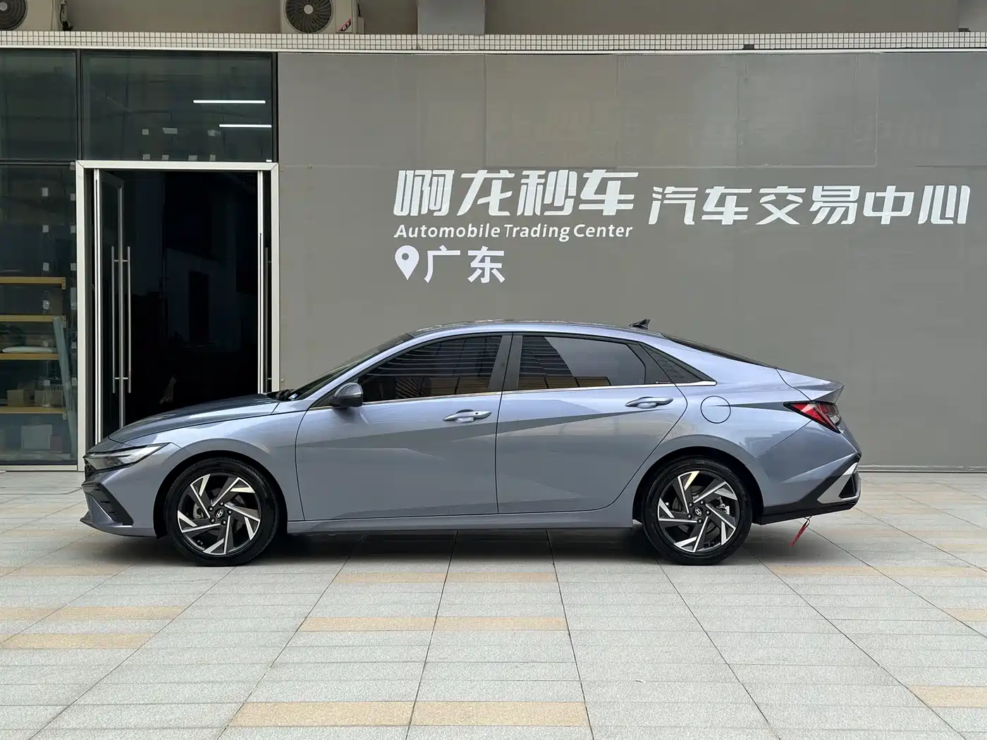 Hyundai Elantra 2023 Model 1.5L CVT LUX Premium Edition фото 18