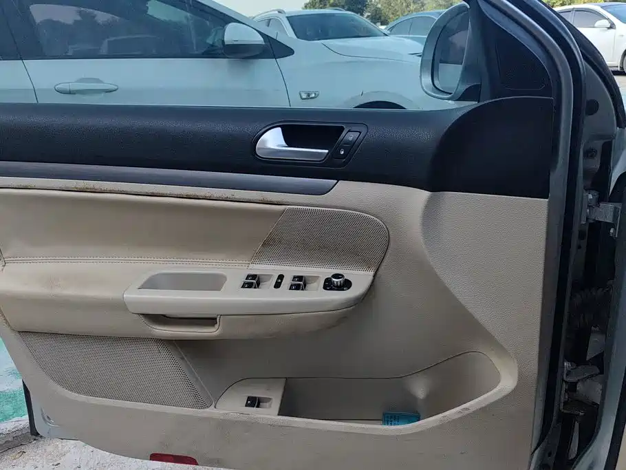 Volkswagen Sagitar 2011 2011 1.6L Auto Comfort