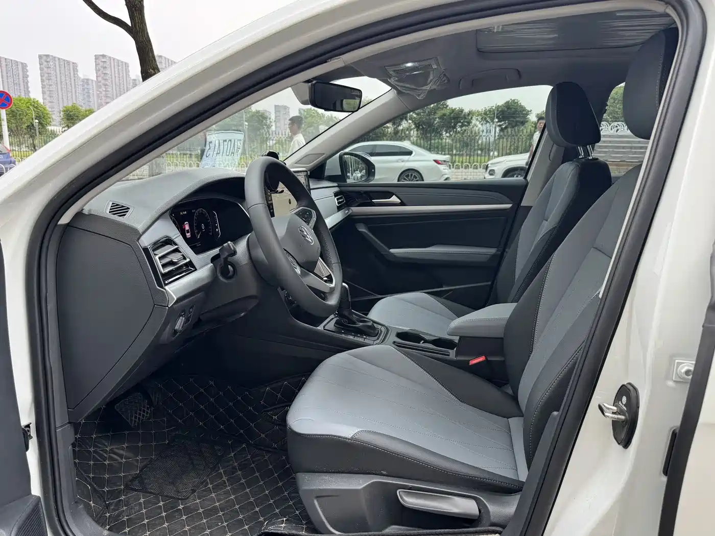 Volkswagen Lavida 2024 Model 1.5L Automatic Starlight 5 Million Edition фото 4