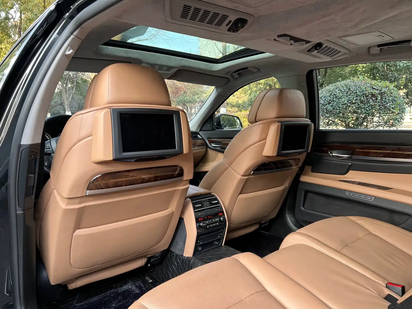 BMW 7 Series 2010 760Li фото 22
