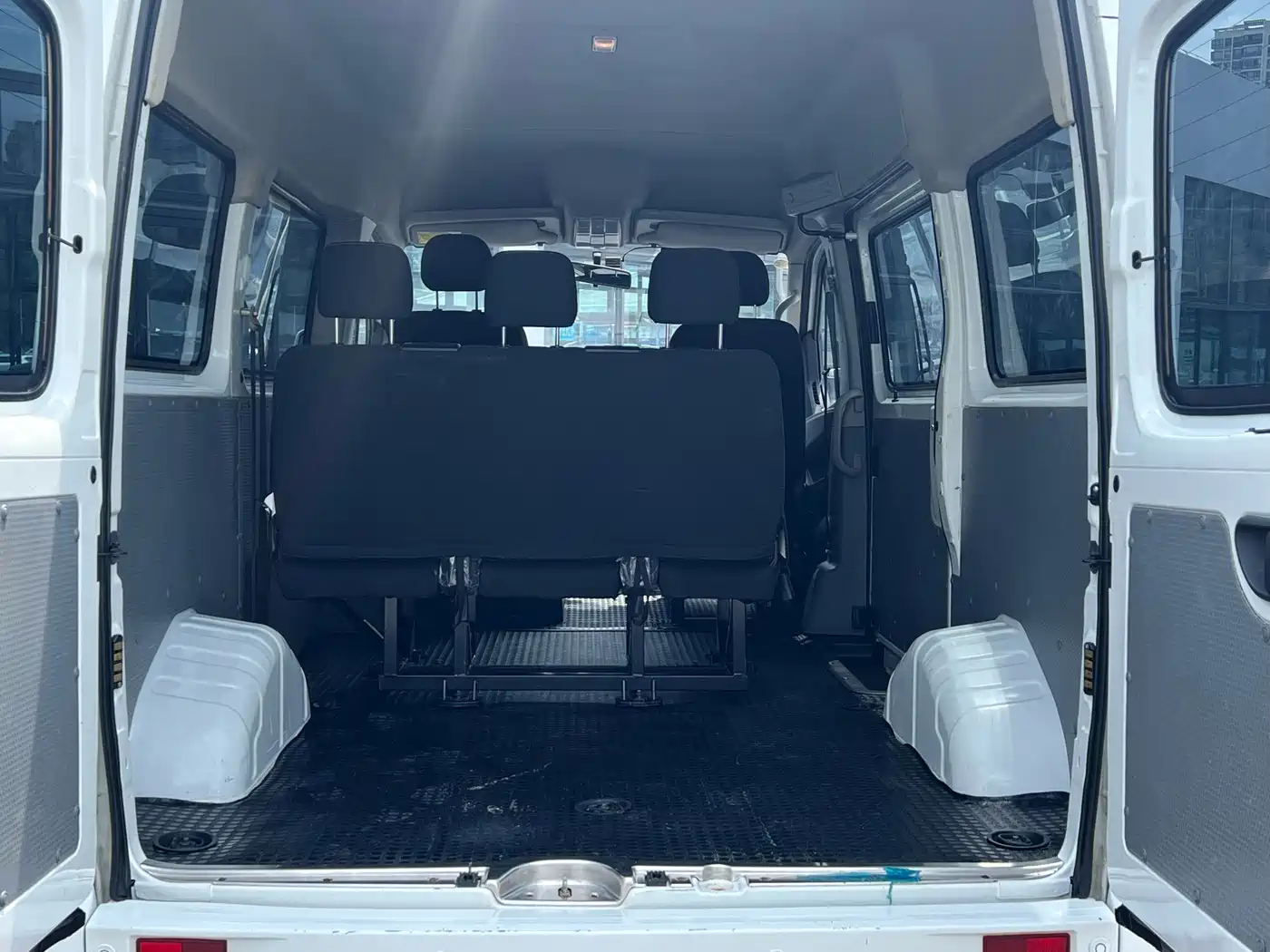 SAIC Maxus Xintu V80 2023 2.0T Manual Classic Aoyun Short Wheelbase Medium Roof 5/6 Seats фото 10