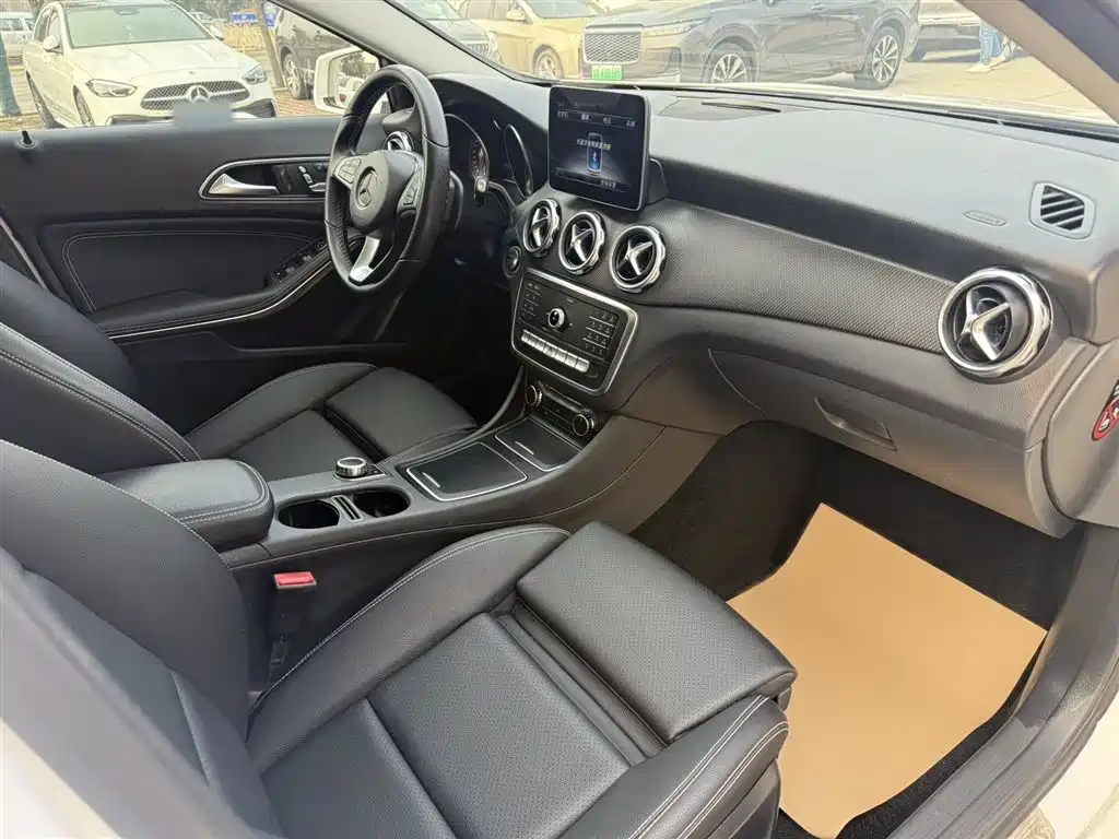 Mercedes-Benz GLA 2018 GLA 200 Dynamic фото 12