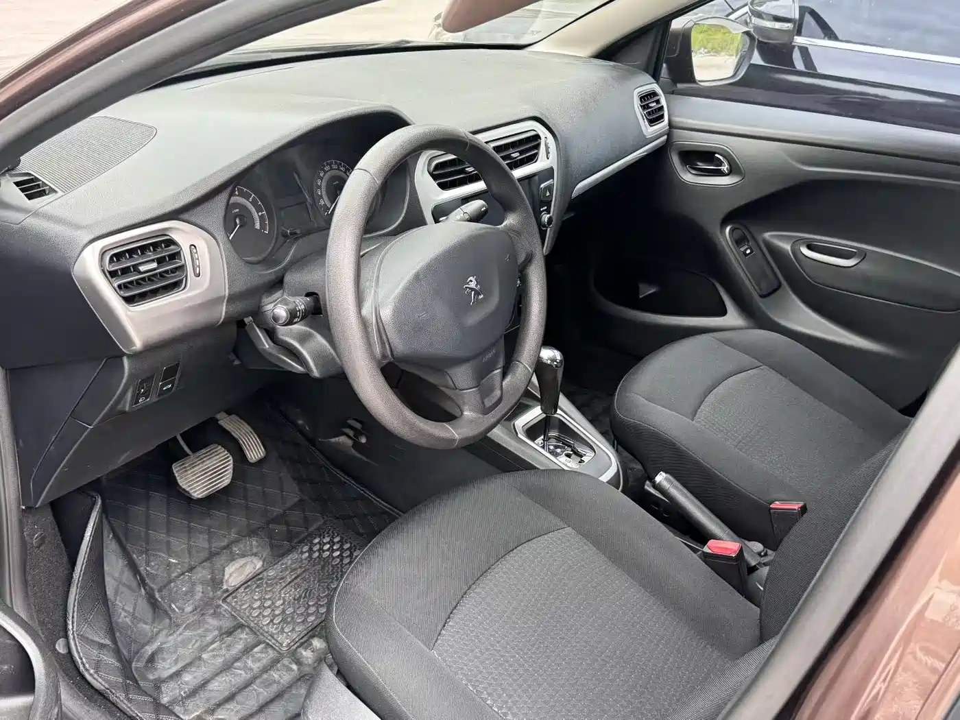 Peugeot 301 2014 1.6L Automatic Comfort Edition фото 8