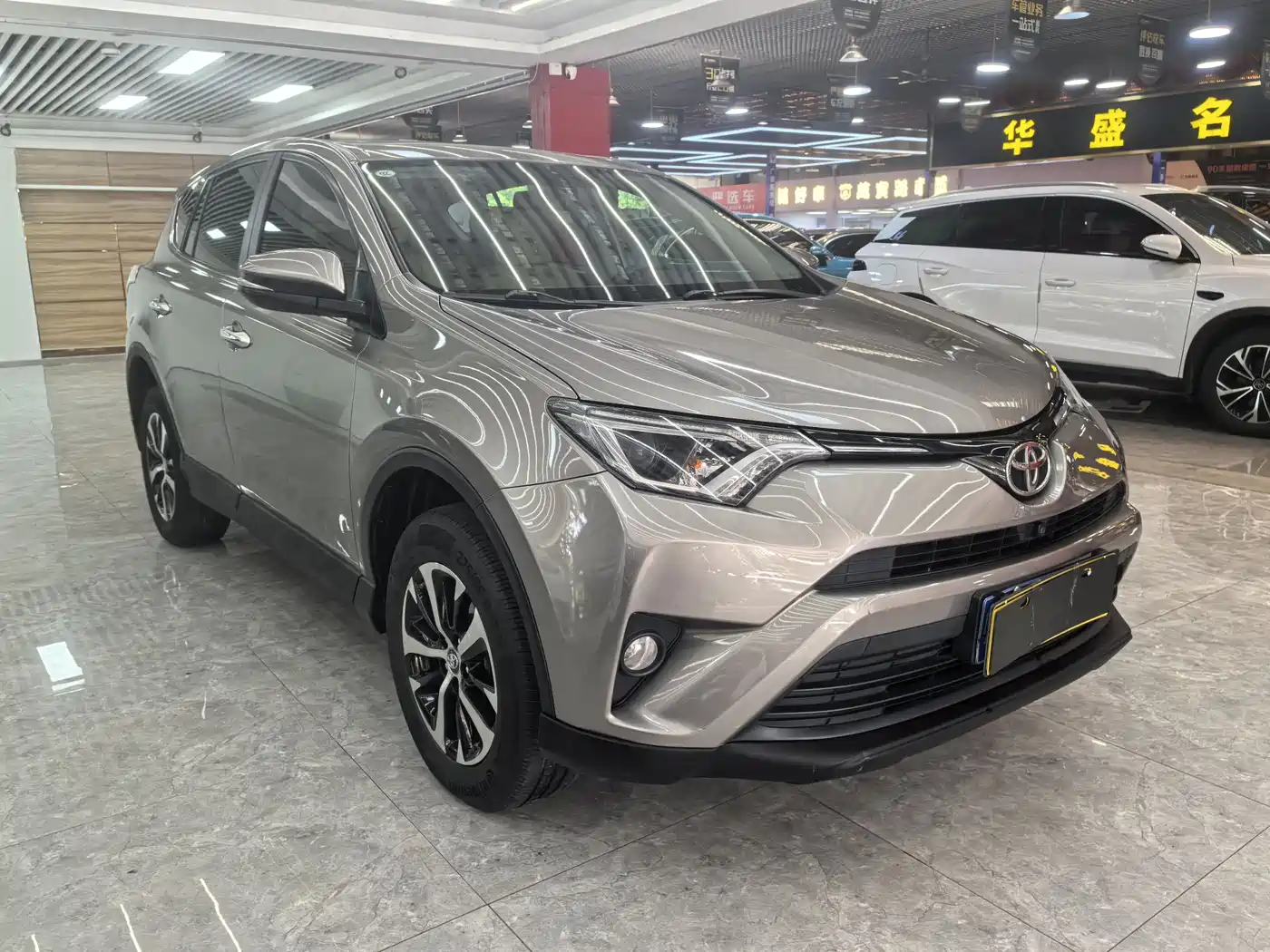 Toyota RAV4 Rongfang 2016 2.0L CVT 2WD Trend (China V) фото 3