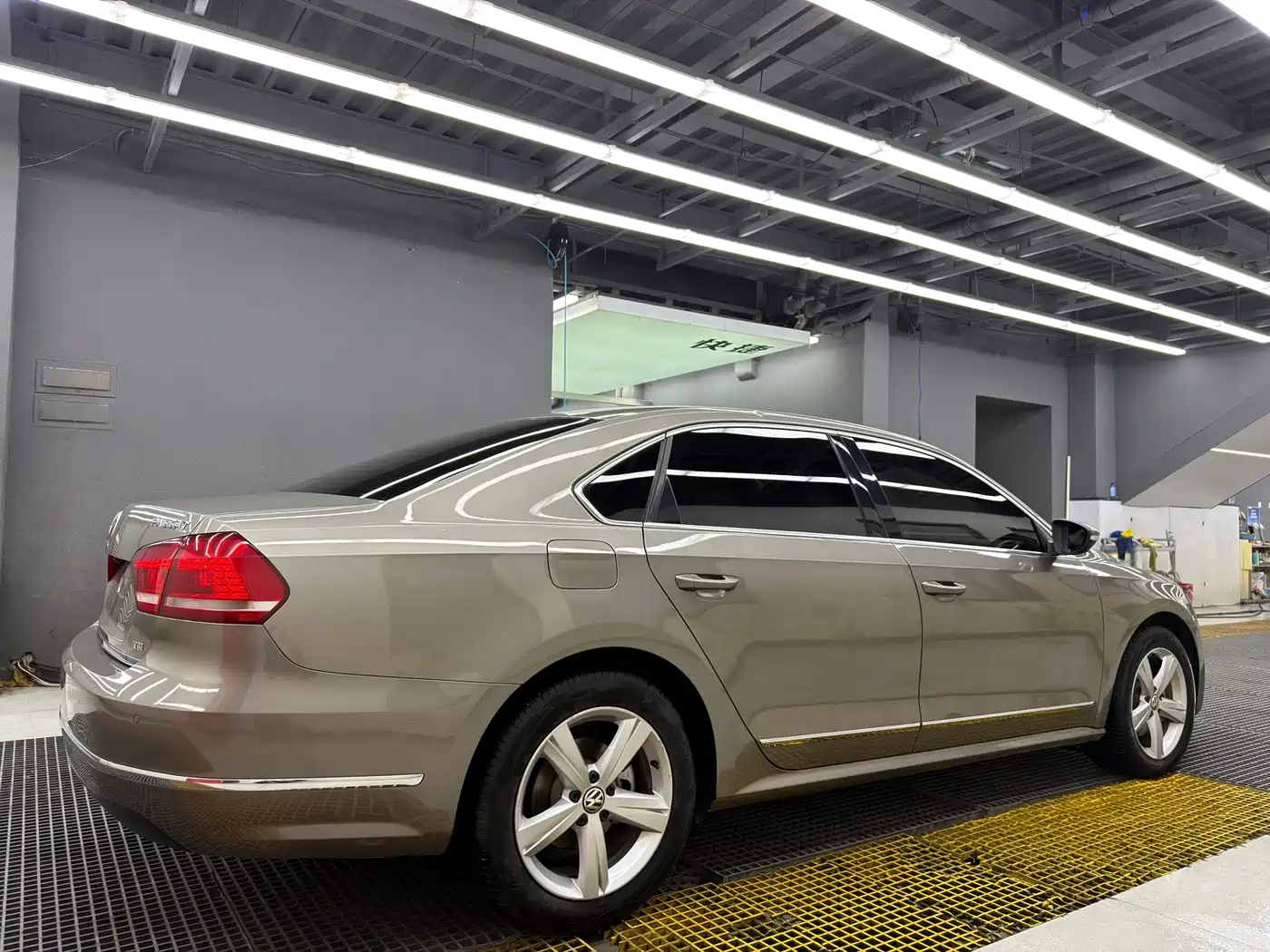 Volkswagen Passat 2015 1.8TSI DSG Prestige Edition фото 6