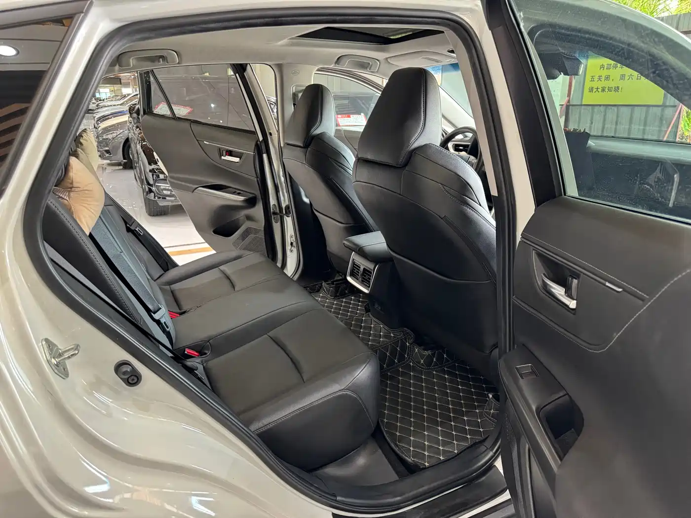 Toyota Venza 2023 2.0L CVT FWD Luxury фото 25