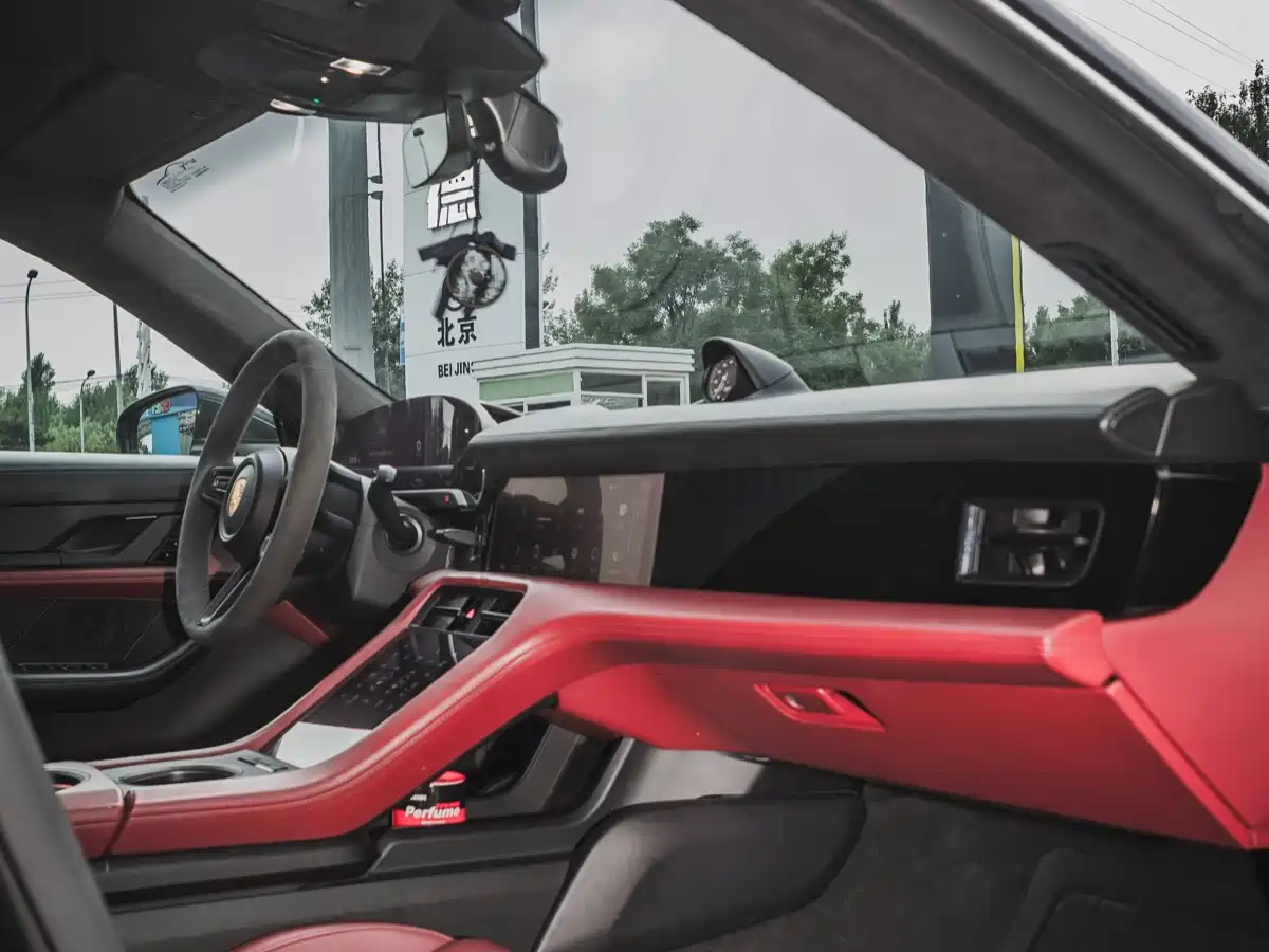 صورة 9 - Porsche Taycan