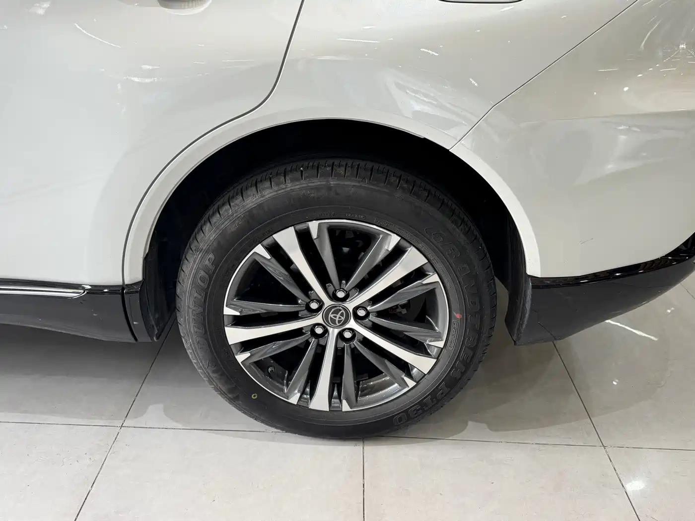 Toyota Venza 2023 2.0L CVT FWD Luxury фото 34