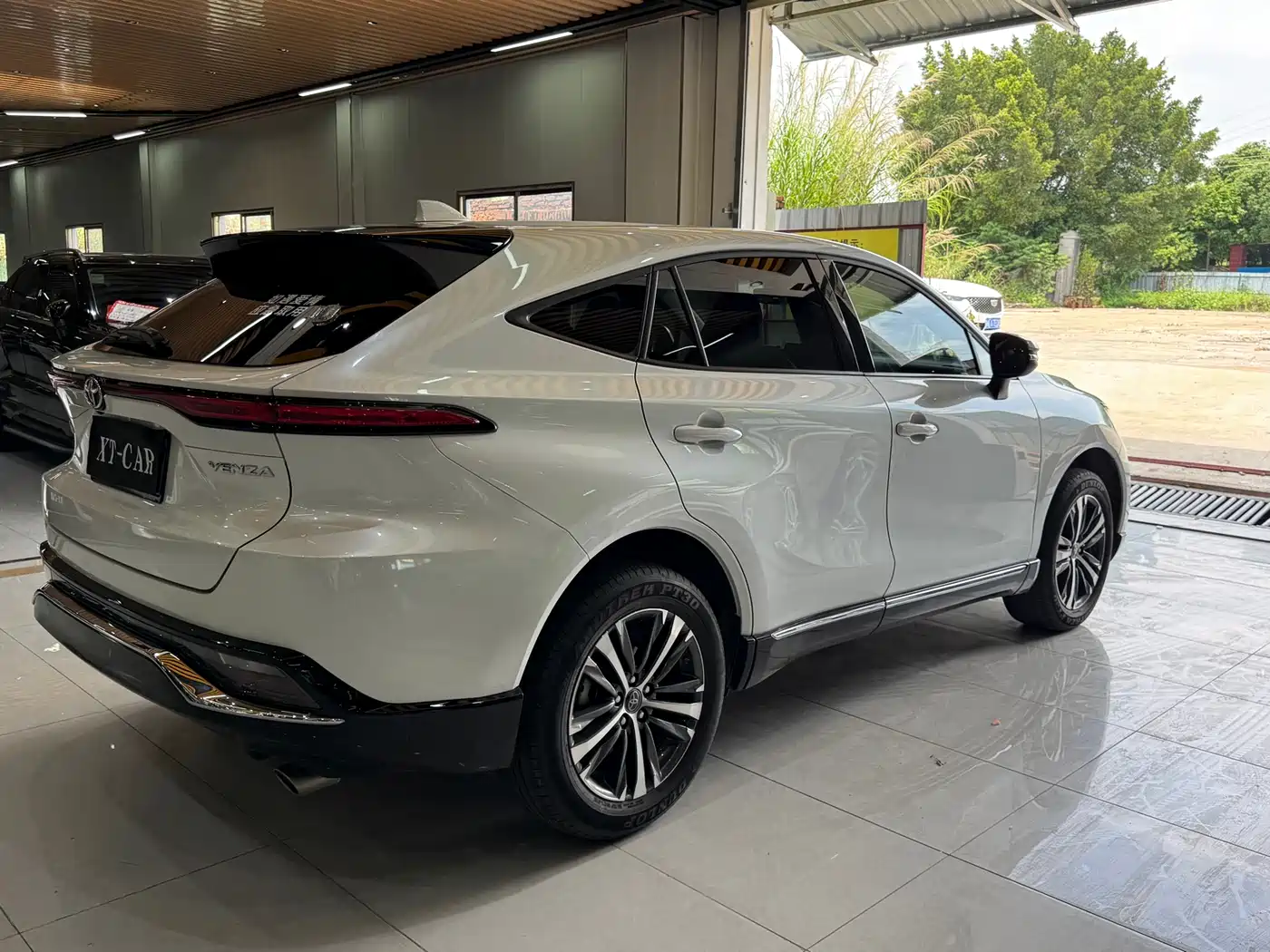 Toyota Venza 2023 2.0L CVT FWD Luxury фото 36
