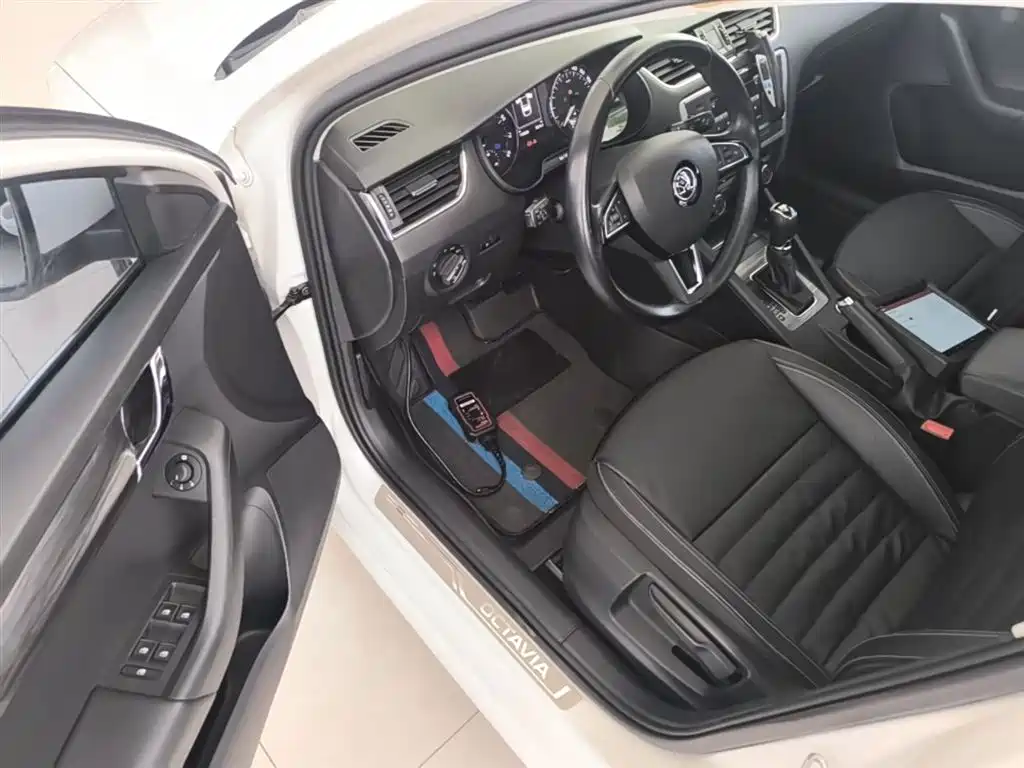 Škoda Octavia 2017 TSI280 DSG ZhiXing фото 16