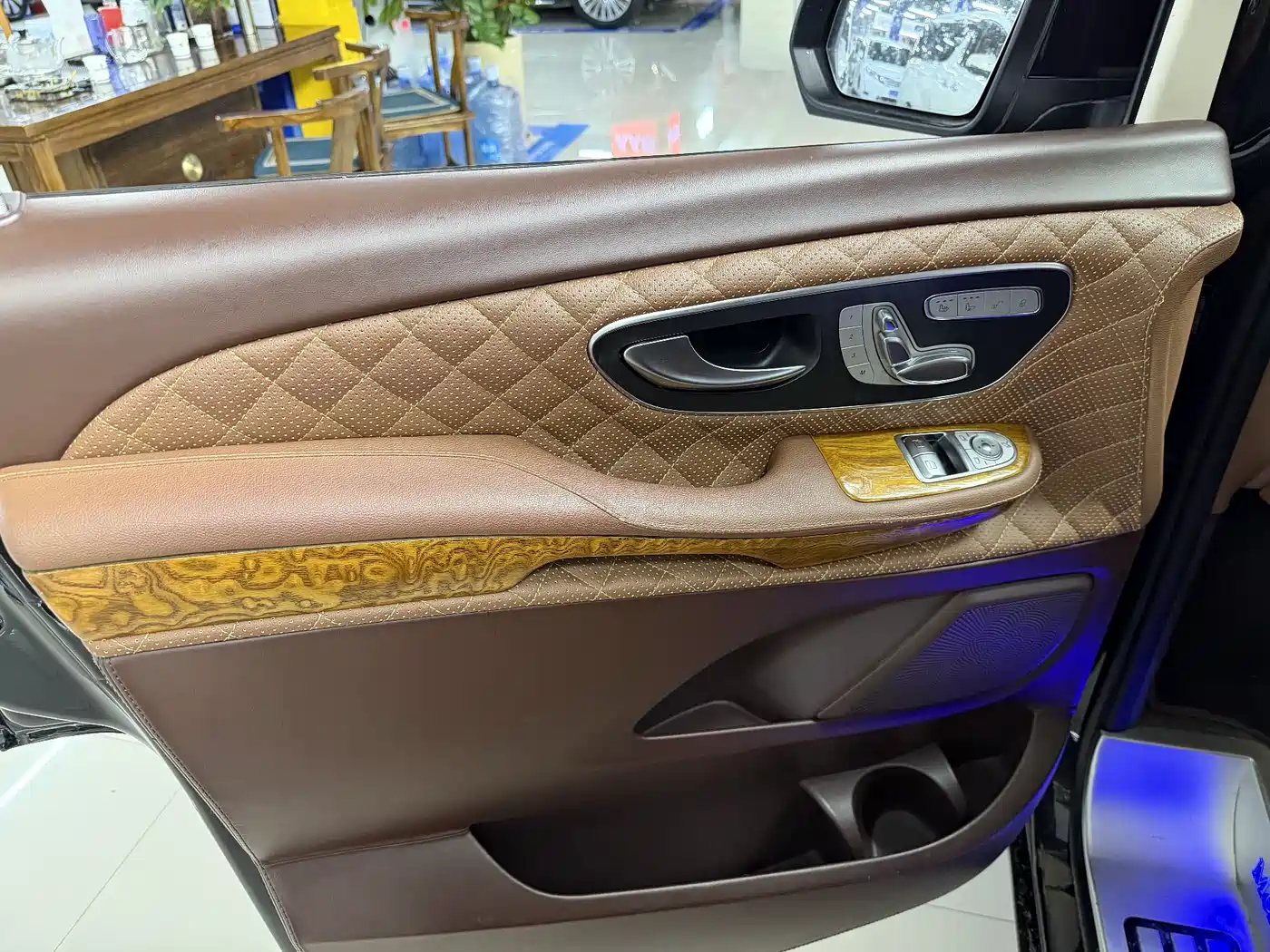 Mercedes-Benz V-Class 2018 V 260 L Premium Long Wheelbase Edition China VI фото 4