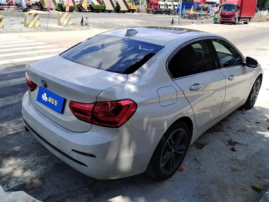 BMW 1 Series 2018 118i Sport Edition фото 3