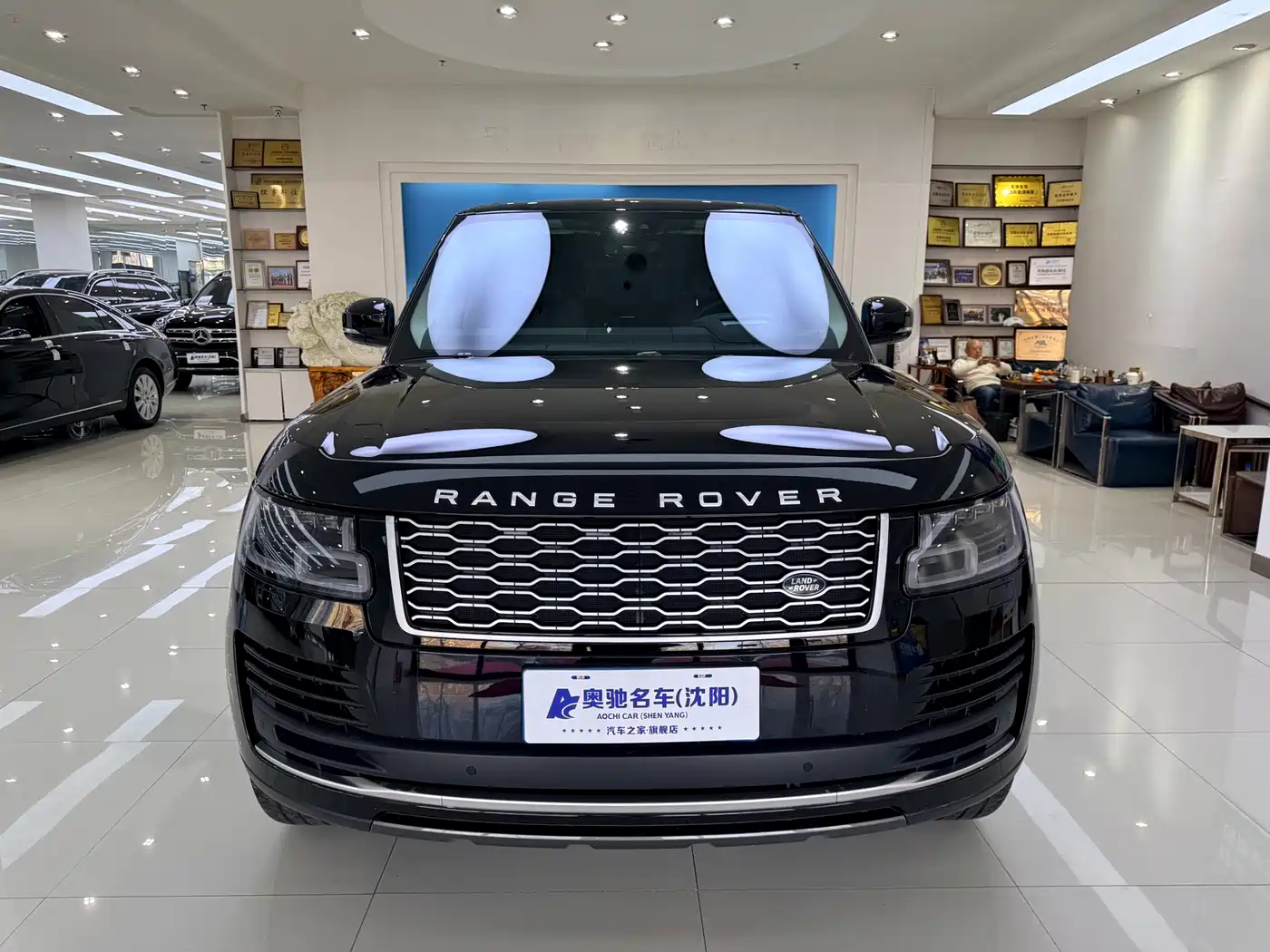 Land Rover Range Rover 2022 3.0 L6 400PS Heritage Extended Classic Edition фото 2