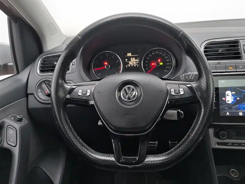 Volkswagen Polo 2014 1.6L Cross Polo Automatic фото 11