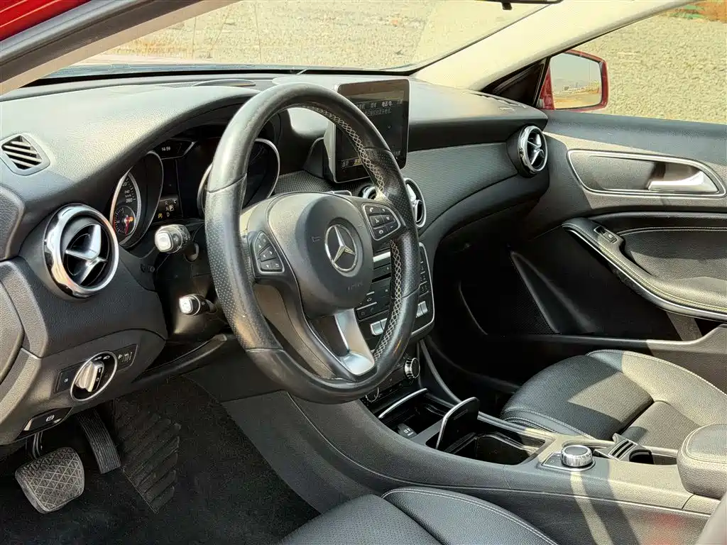 Mercedes-Benz GLA 2018 GLA 200 Dynamic фото 11