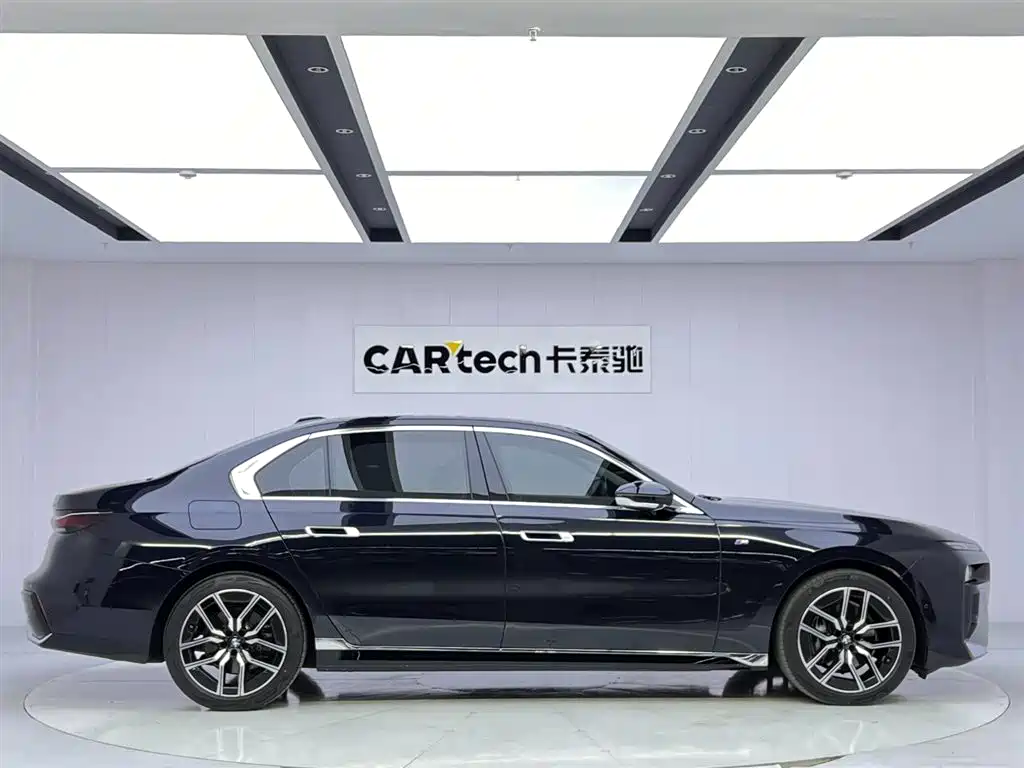 BMW 7 Series 2023 Model 735Li M Sport Package фото 6