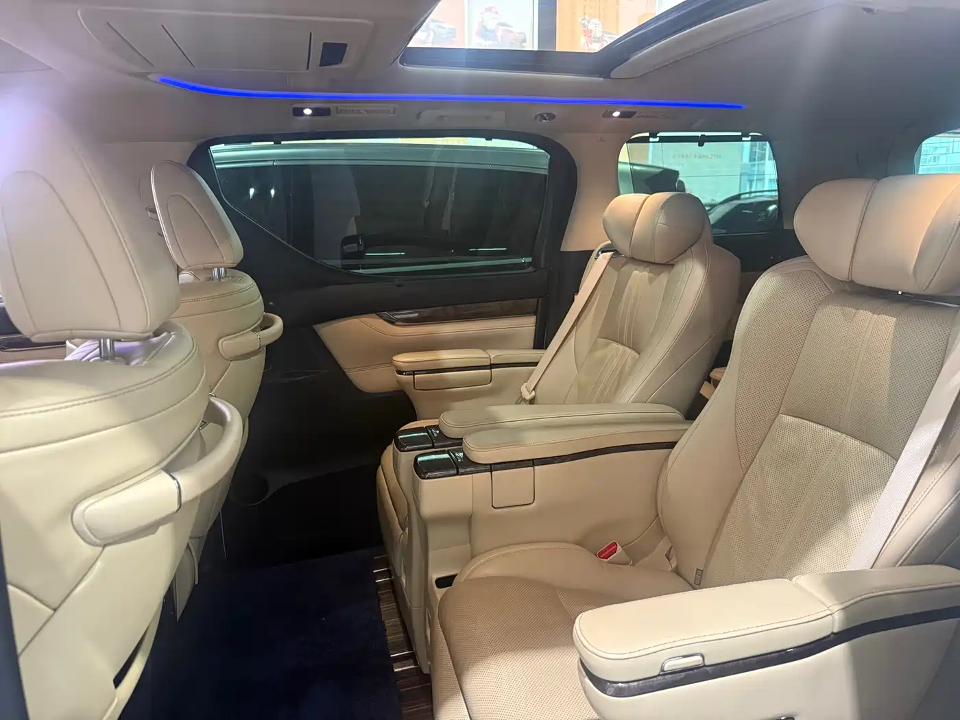 Toyota Vellfire 2021 Crown Hybrid 2.5L HV Premium Edition фото 3