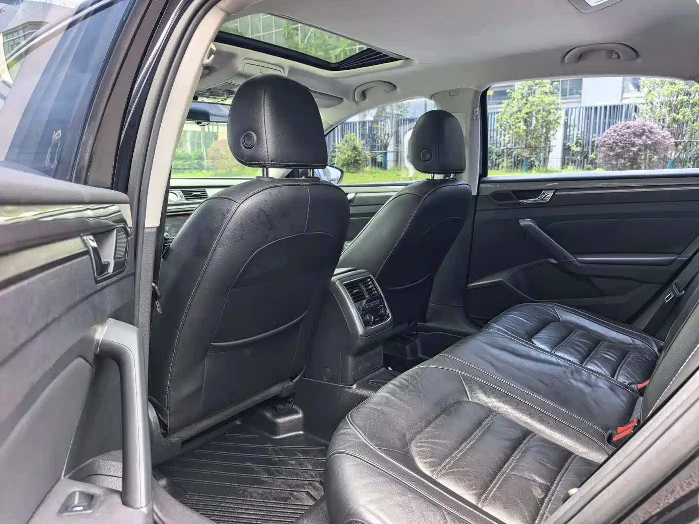 Volkswagen Passat 2016 330TSI DSG Honor Edition фото 8