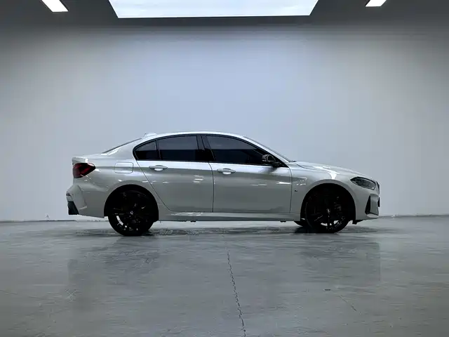 BMW 1 Series 2023 125i M Sport Shadow Edition фото 6