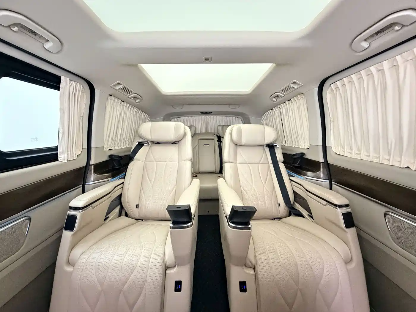 Mercedes-Benz V-Class 2021 V 260 L Long Wheelbase Premium Edition фото 9
