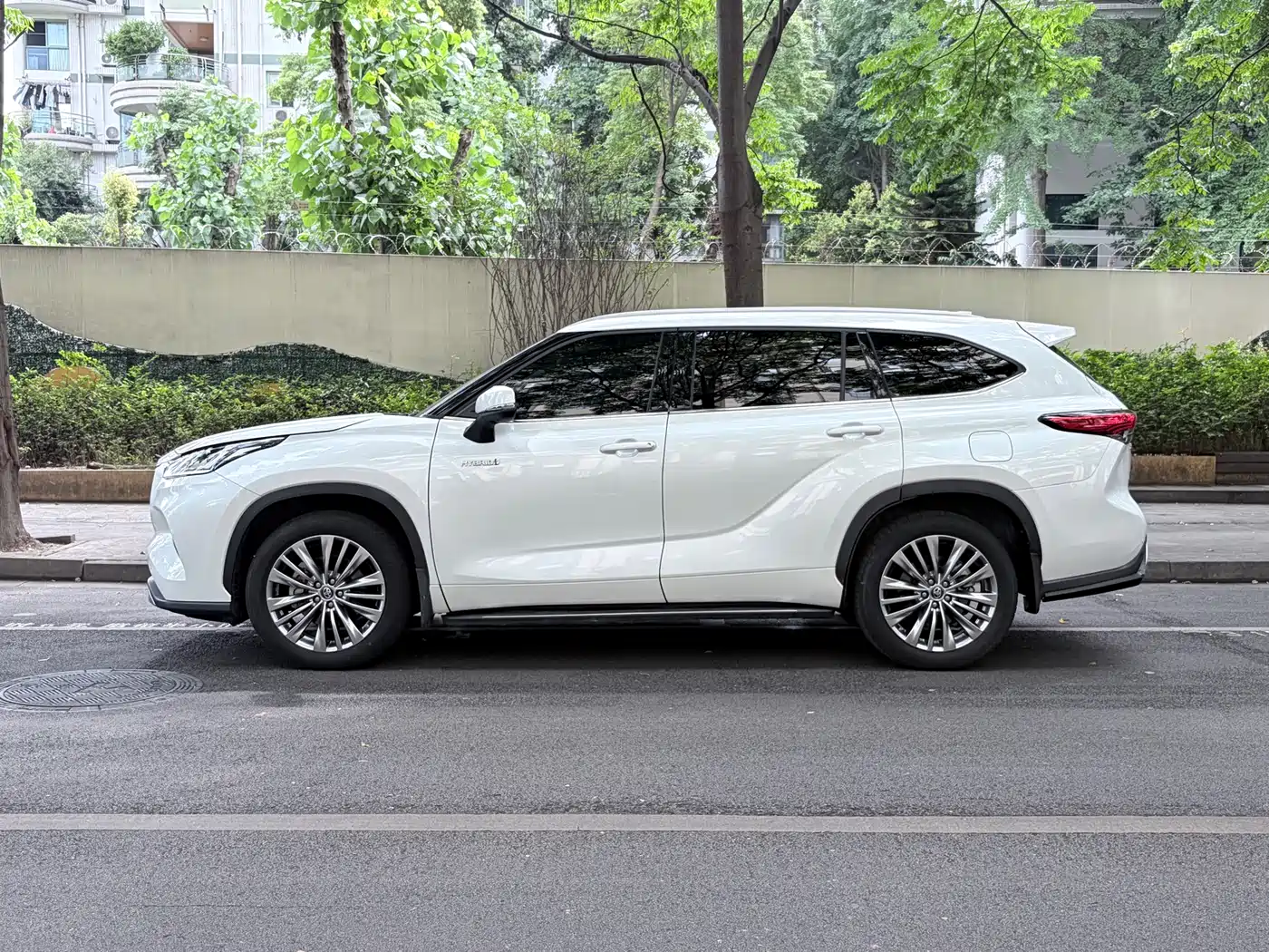 Toyota Highlander 2022 Dual Engine 2.5L 4WD Supreme Edition 7-Seater фото 4