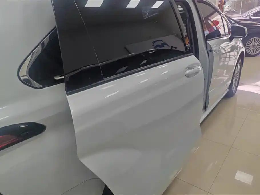 Toyota Sienna 2021 2.5L Hybrid Comfort Edition фото 3