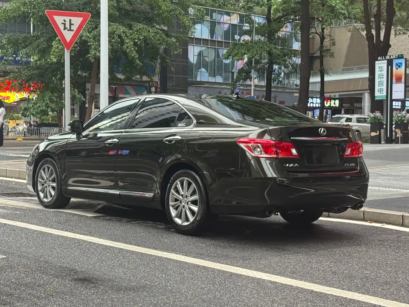 Фото 4 - Lexus ES