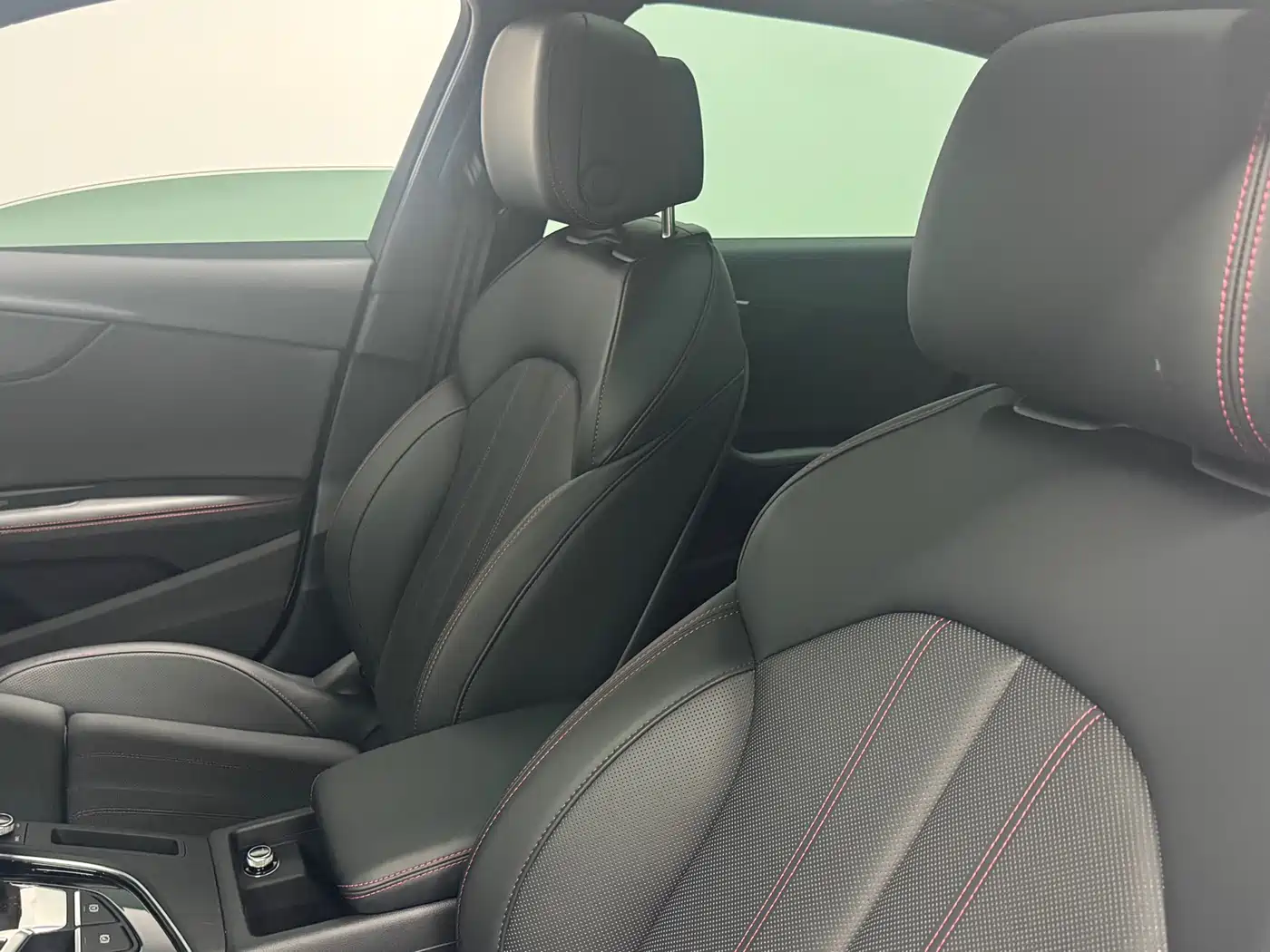 Audi A4L 2025 2 Million Celebration Edition 40 TFSI Luxury Dynamic фото 13