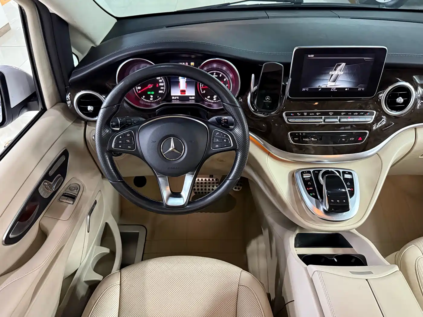 Mercedes-Benz V-Class 2017 Model V 260 L Premium Extended Edition фото 11