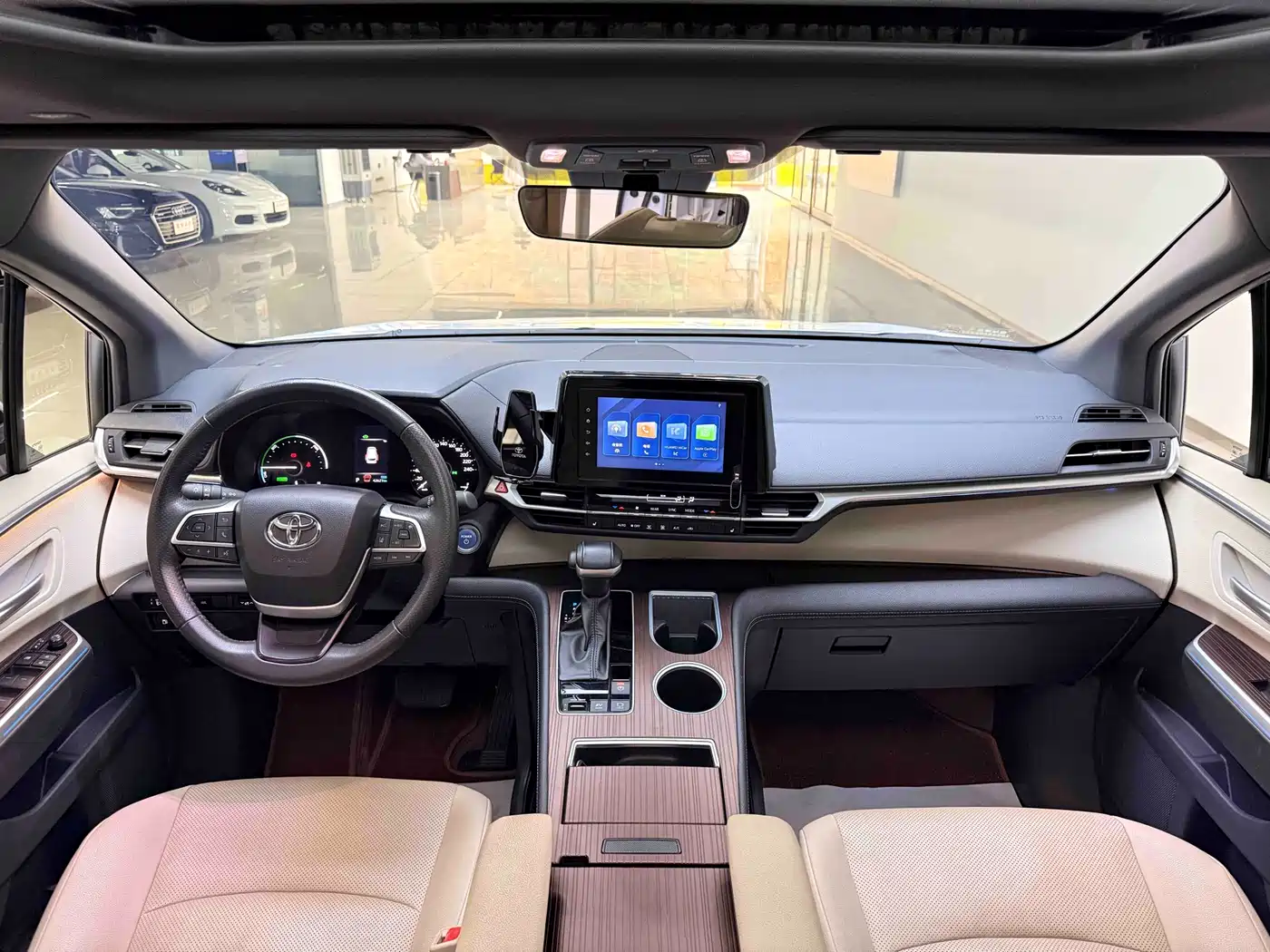 Toyota Sienna 2023 2.5L Hybrid Luxury Edition фото 5