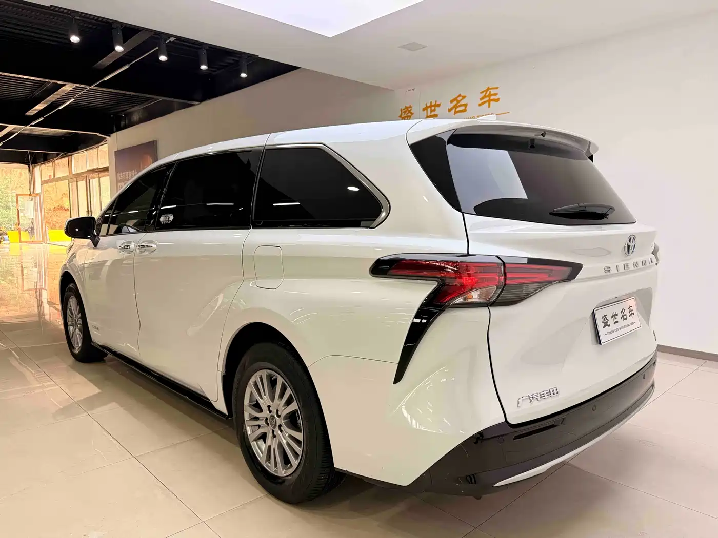 Toyota Sienna 2023 2.5L Hybrid Luxury Edition фото 11