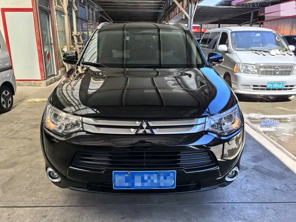 Photo 2 - Mitsubishi Outlander (Import)