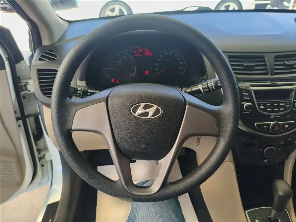 Hyundai Verna 2016 1.4L Automatic Smart GLS фото 11