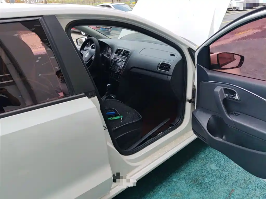 Volkswagen Polo 2016 1.6L Automatic Luxury фото 20